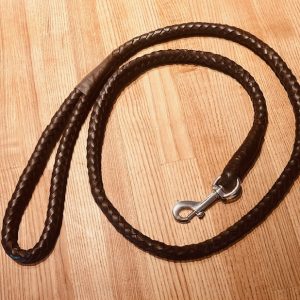 Flätat läderkoppel för hundar.