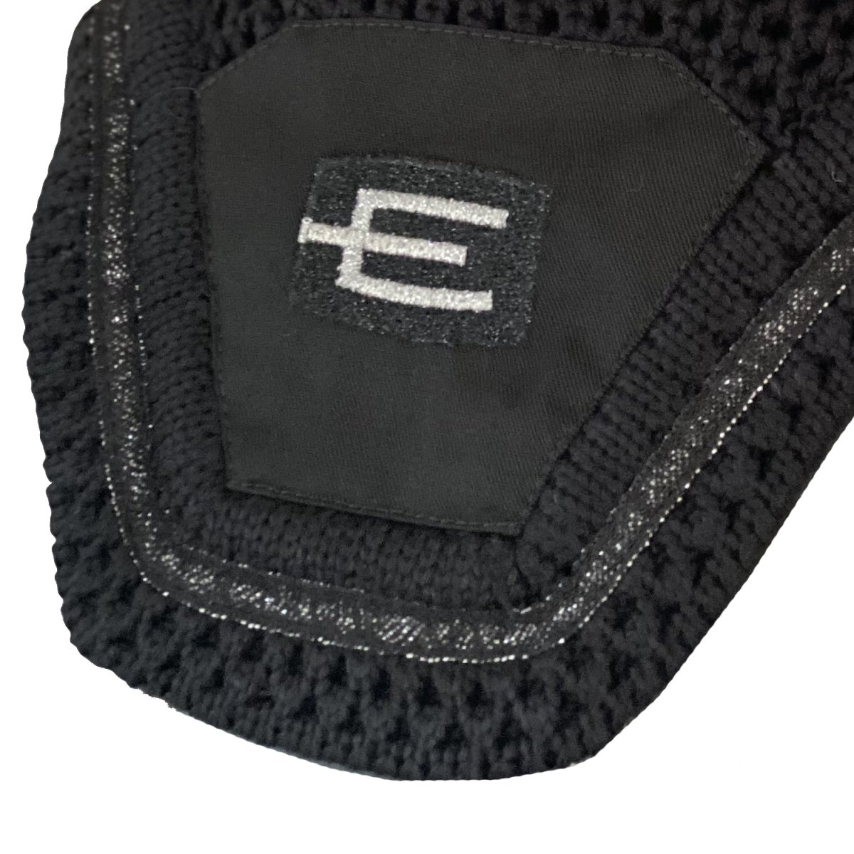 Equiline E-logga Loop tävlingshuva i svart med svartglittrig passpoal - Bild 3
